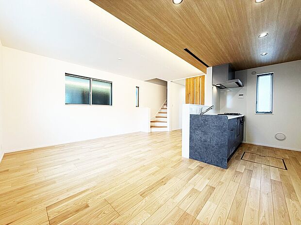 オープンでのびやかな空間を生み出す、広がりとゆとり。家族と過ごす時間を大切にしたい方にぴったりのリビングです。