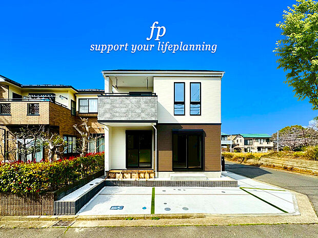 【類似外観同仕様】施工例のため分譲中の建物とは外壁、屋根開口部等の形状・仕様が異なります。