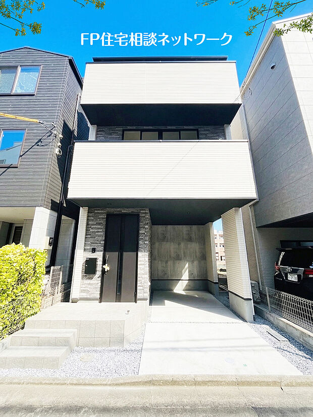 青空に映える、白とダークカラーのコントラストがスタイリッシュな外観ですね！便利なビルトインガレージ付きで、雨の日のお出かけも快適そうです。