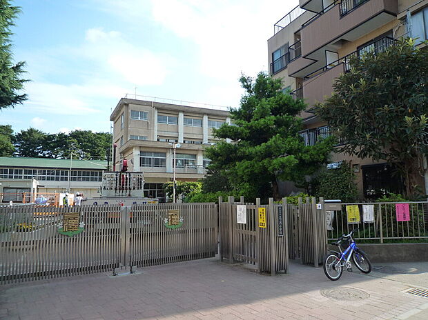 三ツ沢小学校までの距離は徒歩約1分。小さなお子様や女の子も無理なく安全に通えます。パパとママが大切なお子様をいつも身近に感じられる安心の子育て環境です。