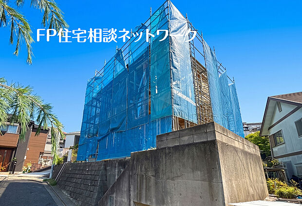 「三ツ沢下町」駅まで徒歩4分、横浜駅も徒歩圏内!保育園やコンビニ・スーパーも近く、快適な住環境です。
