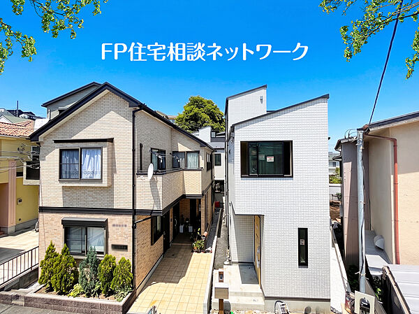 落ち着きある住宅街。周囲には高い建物がなく、空が広く開放感があり、陽当りを大きく遮られることもありません。