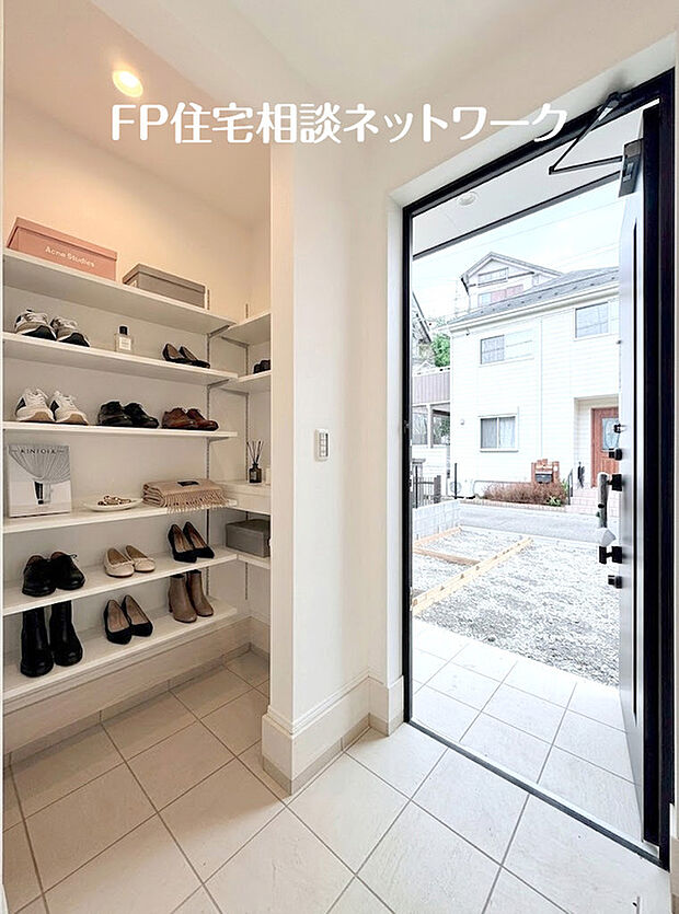 玄関～本画像はAIがCGで小物作成しており、実際の現地に小物は設置されておりません。また、販売価格に小物等は含まれておりません。