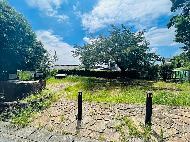 馬絹古墳公園まで650m。7世紀後半ごろに造られたとみられている「馬絹古墳」の跡地を整備した公園。園内には石室などの解説板なども設置されていて、歴史学習にもぴったりの公園ですね。