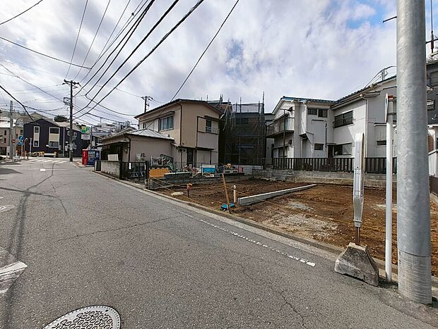 前面道路約5.7mのゆとりある道路に面し、南東向きで日当たりの良さと開放感を感じられる立地です。