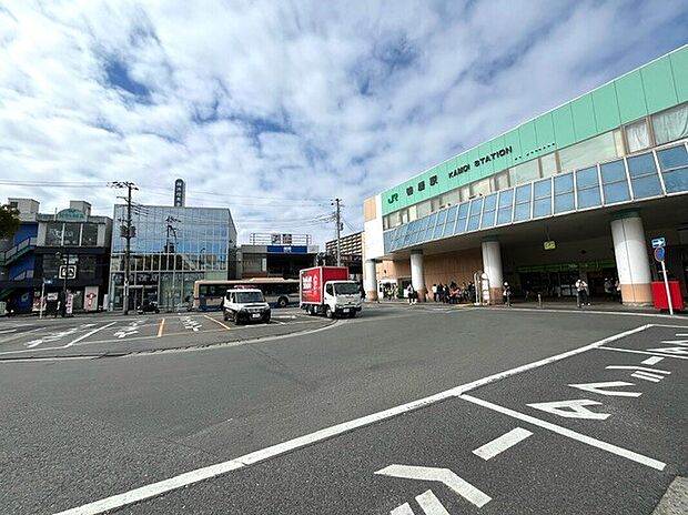 鴨居駅まで2400m。大型ショッピングモール「ららぽーと横浜」の最寄り駅です。本物件からはブルーライン「片倉町」駅、JR私鉄各線「横浜」駅もバス便利用可能で、各方面へのアクセスも良好です。