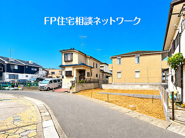 南東側に面した前面道路は車通りの少ない公道。お車の出し入れが苦手なママや小さなお子様にも安心ですね。しっかり舗装もされているので、ベビーカーや自転車で通っても快適に通行できます。