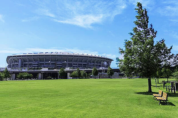 新横浜公園まで1800m。横浜市最大の都市型運動公園。日産スタジアム、日産ウォーターパーク、野球場やドッグラン、テニスコートなどの様々な施設があり、お出かけスポットとしても人気です。