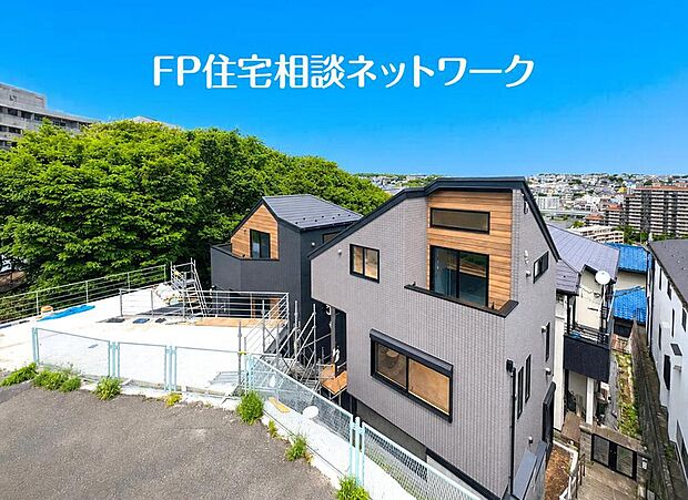 高台に位置し眺望良好。周辺からの視線もないので大きな窓を設計でき、空を広く感じる解放的な住まいに。