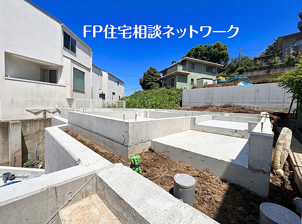 B号棟~吹き抜け部分から光が降りそそぐ開放的なリビングで、ご家族の笑顔あふれる毎日を。自然の恵みが、快適で心地の良い空間を演出してくれますね。