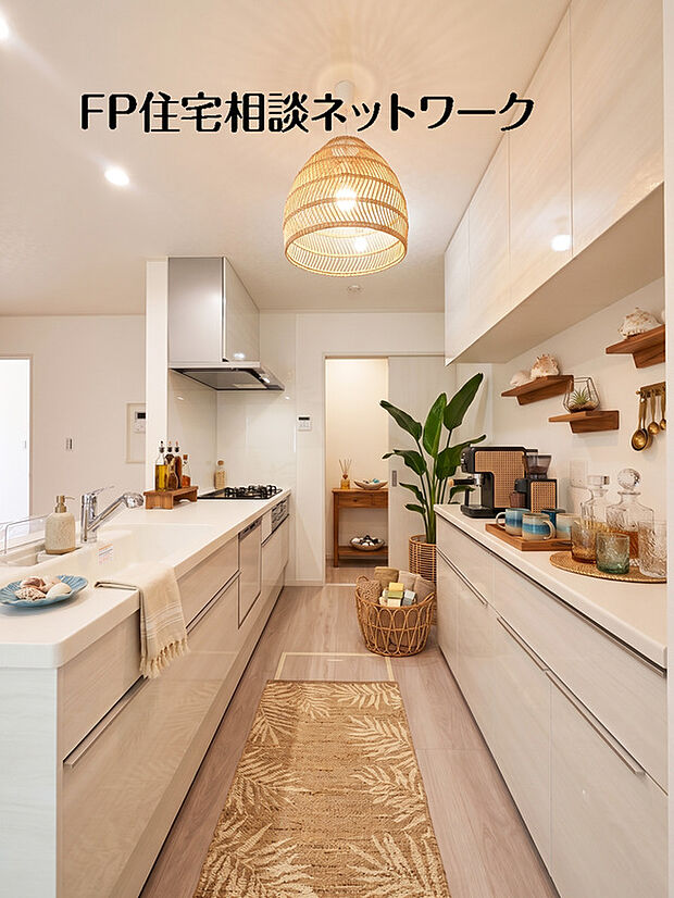 豊富な背面収納とスタイリッシュなカウンター。機能美あふれるモダンキッチン。本画像はAIがCGで小物作成しております。販売価格には含まれておりません。