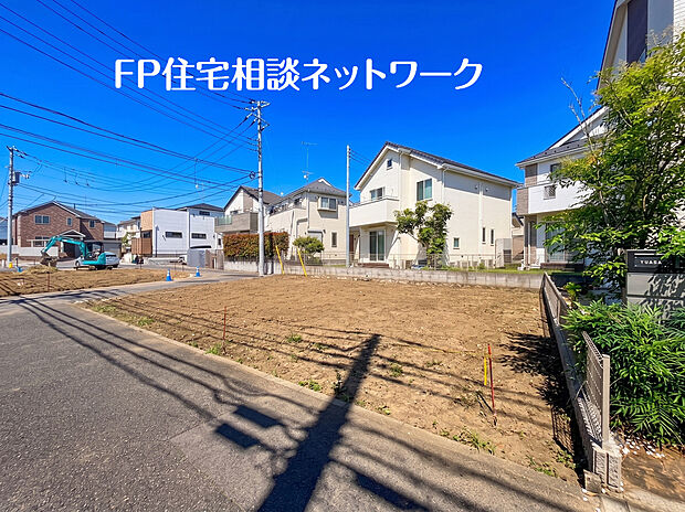 澄み渡る青空に映えるスタイリッシュな新築戸建!前面道路と高低差がない平坦な角地で、お車の駐車もスムーズです。心地よい陽光が隅々まで差し込む、陽当り良好で開放感あふれる佇まいです。