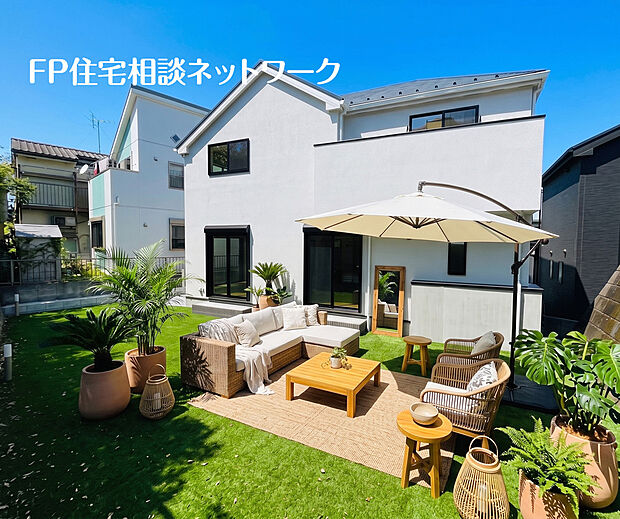 鮮やかな青空と、白くモダンな外壁のコントラストが美しい邸宅。本画像はAIがCGで家具作成しております。販売価格には含まれておりません。