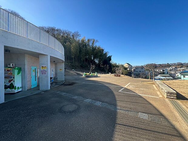 「師岡町梅の丘公園」まで180m 豊かな緑と開放的な広場が広がり、お子さまの遊び場やお散歩、休日のリフレッシュに最適な公園。四季折々の自然を身近に感じながら、のんびり暮らせそうです。