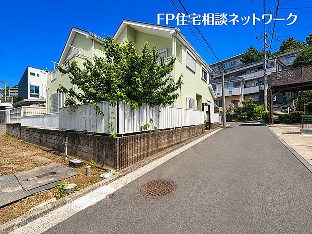 通り抜けのない穏やかな街並みに、心安らぐ毎日を。 行き止まり道路ならではの交通量の少ない住環境が、お子さまにも安心感をもたらします。家族がゆったりと暮らせる住まいです。