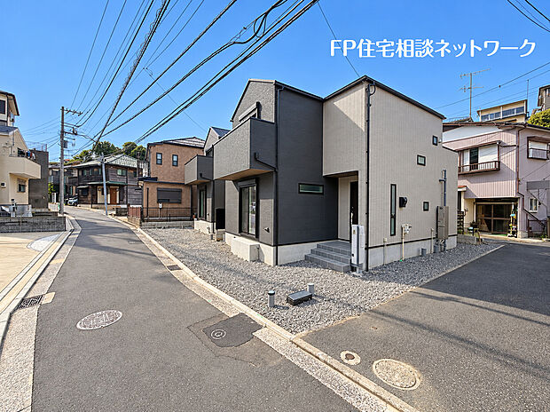 B号棟は角地であり、且つ間口が広いため、これこそまさに一戸建てと言わんばかりの外観。堂々としている佇まいが存在感をアピール。
