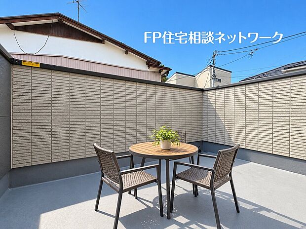 ≪B号棟≫青空の下、日差しが届くバルコニー。テーブルセットを置けば外の空気を感じながらお茶や読書を楽しめます。周囲を壁で囲まれた、くつろぎのスペースです。※家具・小物はCGです。価格には含まれません。