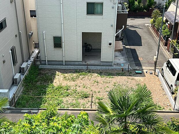 東側が通路に面した、開放感のある住まい。視界が抜けやすく、陽光も取り込みやすいため、明るく心地よい住空間が期待できます。周囲の建物との距離も確保され、開放感を感じられるのが魅力です。