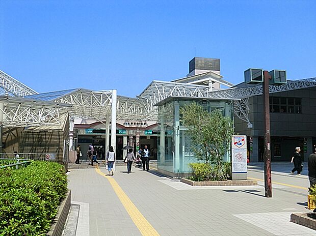 新百合ヶ丘駅まで1500ｍ。ショッピングモールや映画館のある駅ビルが立ち並ぶ人気の駅です。区役所等の公共機関も多数集まっており便利です