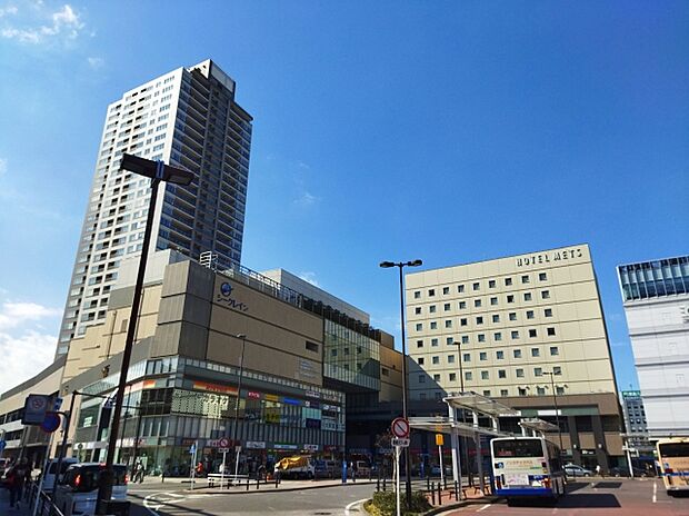 鶴見駅まで1200m。横浜や品川・東京方面へ乗り換えなしでアクセスできる鶴見駅。東口には駅直結の「CIAL鶴見」、西口には23時まで営業している「西友鶴見店」があり、お買い物施設が充実しています。
