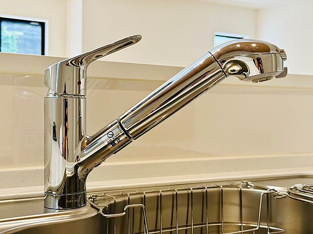 【浄水器】キッチンには浄水器を標準装備。最近は水を飲むという場面以外にも料理で使用したり、野菜を洗う場合もキレイな水で洗いたいという人が増えてきています。
