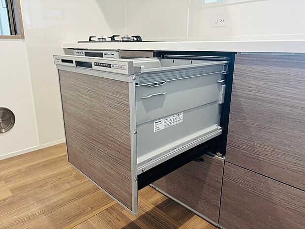 【食器洗乾燥機】手間をかけずに食後の後片付けができる食器洗乾燥機。食器の出し入れがスムーズなスライドタイプ。高温で洗うのでしつこい油よごれもすっきり落ち、除菌もできます。また手洗よりも節水でき、節約にもなります。