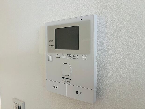 【TVモニター付きインターフォン】来訪者を目で確認できるTVモニター付きインターホン。直接顔を会わせなくてもインターホン越しに会話することができます。人と対面するのに注意が必要なこの時代に必要な設備です。