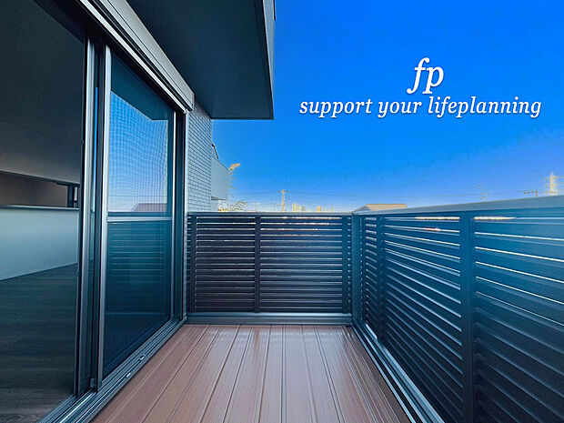 【1階テラス 使い方いろいろ】リビングの前にはテラスがあり、窓を開ければ広がりを感じます。暖かい季節にはお庭でのお食事も楽しめそうです。