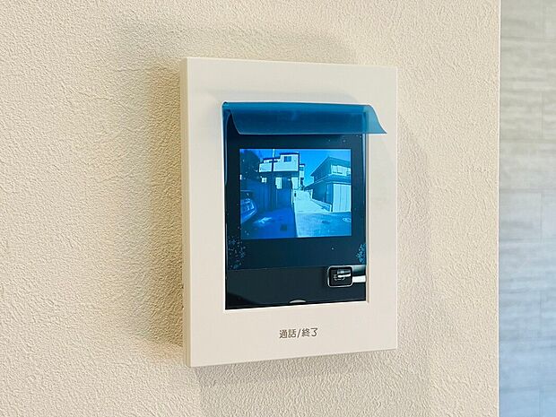 【モニタ付きインターホン】モニター付インターホンが標準仕様です。戸建暮らしだと、集合住宅に比べ、より不安になりがちな防犯面、目で確認できるからあんしんです。