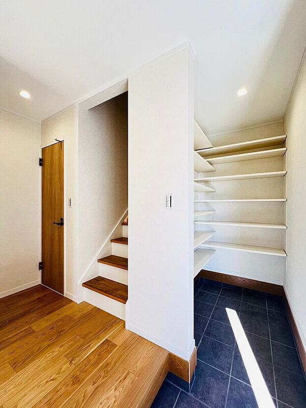 【すっきり片付く玄関】大容量のウォークインシューズクローゼットが嬉しい住まい。ご家族全員の靴はもちろん、お子様のおもちゃやベビーカー、ゴルフバック、洗車用品などスッキリまとめて収納できます。