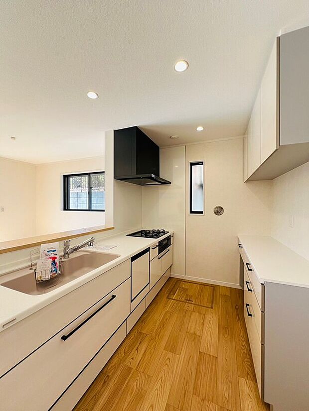 【会話が弾むカウンターキッチン】対面式のカウンターキッチンですので、出来上がったお料理をカウンターに並べてお子様が運ぶなど、お手伝いの時間も増えそうですね。何気ないことから深まるコミュニケーションが大切です。