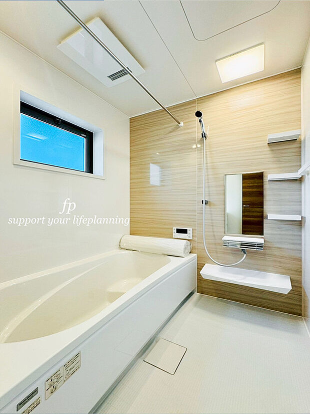 【フルオートバス】ワンタッチでお湯張りや保温が可能なフルオートバス。いつでも快適に入浴が出来ます。仕事や塾などパパやお子様の入浴時間が異なる家でも、保温機能でいつでも快適に入浴が可能です。