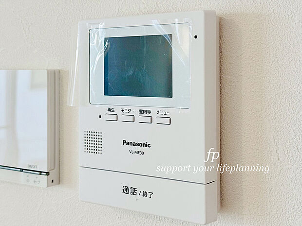 【モニター付きインターホン】モニター付インターホンが標準仕様です。戸建暮らしだと、集合住宅に比べ、より不安になりがちな防犯面、目で確認できるからあんしんです。
