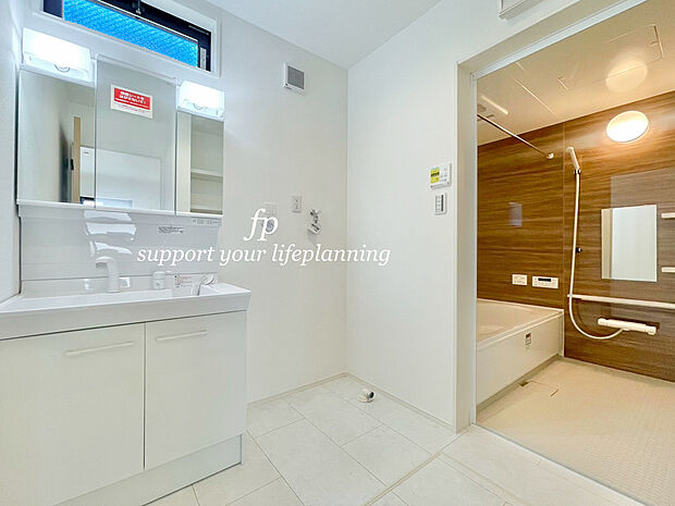 【シャワー付き洗面化粧台】蛇口を引き出せばノズルが伸びるので、洗顔、洗髪、掃除がしやすい。これで朝の身支度も快適スムーズに時間短縮できますね。朝から気分良く通勤通学に向かえそうです。