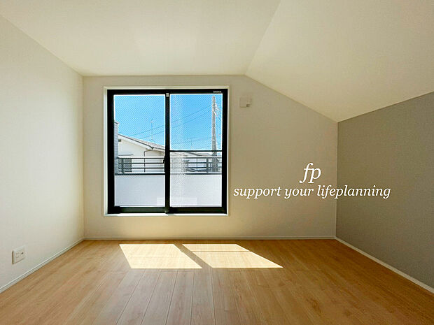 【バルコニーに面した主寝室】2Fにある主寝室は7.3帖と広々、バルコニーにそのまま出られるのでお布団もスムーズに干せそうです。