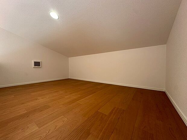 【ロフト内部】お子様の幼少期の作品や捨てられない数々の思い出の品もしっかりとおしまい頂けるロフト付き♪日常では滅多に使用しないけれど、捨てられない大切な物を一挙にまとめて収納いただける便利な空間。