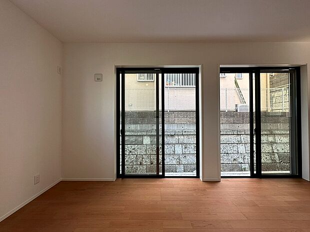 【リビング】大切なご家族が集まるからこそＬＤＫはこだわりたいですよね！休日はおひさまの光をたっぷりと取りこめるリビングでゆったりと過ごしませんか？子供たちが元気に笑いながら走り回っている姿が目に浮かぶ空間です。