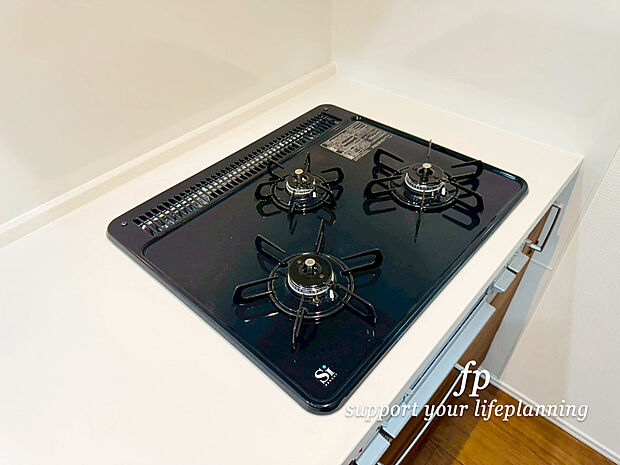 【3口ガスコンロ】慣れている方も多く、火力が目に見えるため、使いやすいという方も多い、3口のガスコンロ仕様です。新生活に伴い、鍋を買い換える必要がない世帯も多く、使い慣れた道具をそのまま使えます。