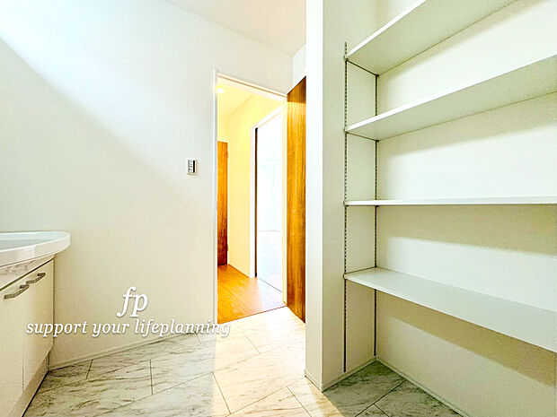 【ランドリー収納】洗面所や脱衣所は、タオルや洗剤など意外にものが多いもの。衛生的に使いたいスペースだからこそ、整理収納にもこだわりたいのに「収納スペースが少ない！」という事にならないようにサニタニー棚を設けました！
