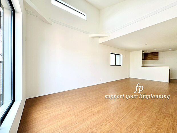 【ペアガラス】遮音性に効果のある複層ガラスを採用！騒音は空気を伝わる音で、ほとんどが窓から漏れているのです。1枚3ミリ程度のガラスが2枚になり、さらに空気層を挟めば効果あり！