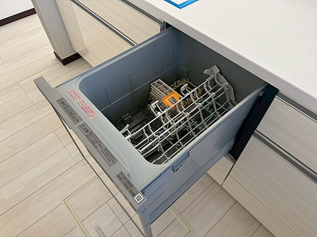 【食器洗乾燥機】手間をかけずに食後の後片付けができる食器洗乾燥機。食器の出し入れがスムーズなスライドタイプ。高温で洗うのでしつこい油よごれもすっきり落ち、除菌もできます。また手洗よりも節水でき、節約にもなります。