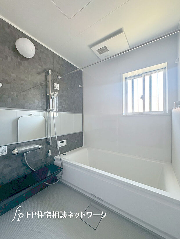 【浴室換気乾燥暖房機】カラッとしない日が続き、外干しで乾きにくい時季などに重宝する、浴室換気乾燥機付です。花粉シーズンや、早く乾かしたい時など、様々な場面で家事の効率もUPします。