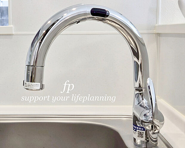 【タッチレス水栓】タッチレス水栓は、センサーに手を近づけるだけで水の出し止めができる、衛生的で快適な水栓です。料理中や手が汚れているときでも、レバーに触れることなく操作できるため、キッチンや洗面台の清潔さを保ちつつ、家事の効率もアップ。