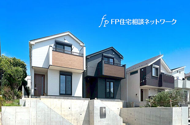 【静かな暮らしと利便性の両立】第一種低層住居専用地域の良好な住環境が保たれたエリア。低層の一戸建てを中心とした街並みが整然と続き、周辺は高い建物が建っていないので、採光や開放性に恵まれています。