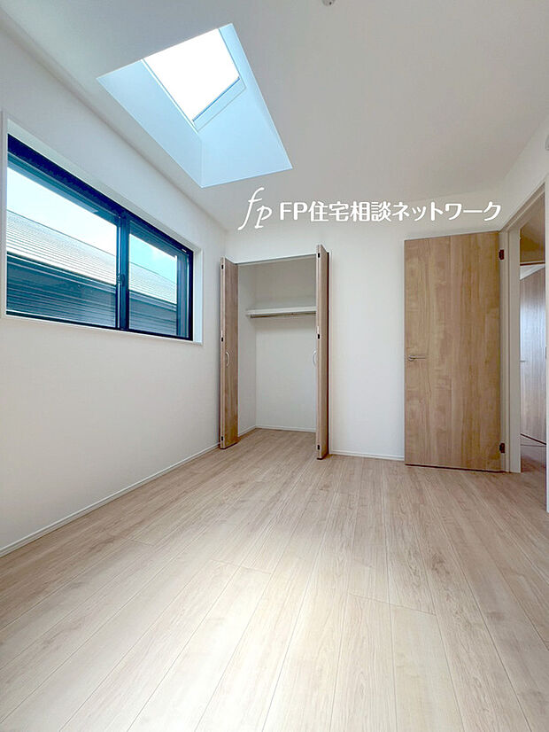 【トップライト仕様で明るい洋室】トップライトを採用した明るい居室。クローゼットも設置し、収納スペースも十分。初めてのお子様にとっての「自分の部屋」。学習デスクやベッドの配置もラクラクです。