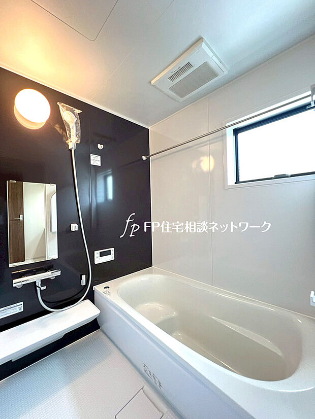 【フルオートバス】ワンタッチでお湯張りや保温が可能なフルオートバス。いつでも快適に入浴が出来ます。仕事や塾などパパやお子様の入浴時間が異なる家でも、保温機能でいつでも快適に入浴が可能です。