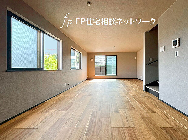 【開放感溢れるリビング】快適性とゆとりをデザインしたリビングは18.2帖もの広さ。2階リビングなので、目線を気にせず昼夜窓を開放しても寛げる。陽当たりの良さはもちろん、眺望良好なので遠方の景色が疲れを癒します。

