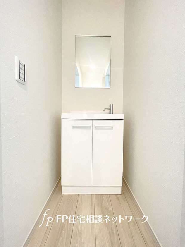 【セカンド洗面台】感染症予防のためには帰宅後すぐに手洗い、うがいをしたいですよね。そこで玄関近くに手洗場を設けました。2階の洗面室に行かなくても手洗いできて、ウイルスを室内に持ち込まずにすみますね。