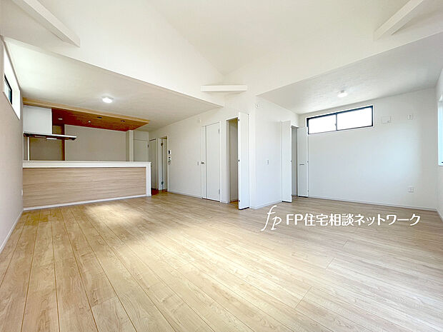 【床暖房付きリビングで家族だんらん時間】空気もクリーンでご家族に優しい床暖房付。足元からポカポカ暖めるので空気を乾燥させることがなく、小さなお子様やお肌を気にする女性にもピッタリ。暖かな部屋に自然と集まるので、団らんの時間が増えますね！