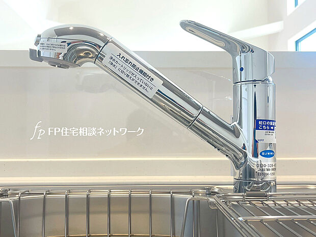 【浄水器内蔵一体型水栓】浄水器を内蔵したキッチン水栓。お米を研いだり、野菜を洗ったりするときなど用途に応じてワンタッチで浄水に切り替えが可能です。カートリッジ式なので、フィルターを簡単に交換する事が出来ます。
